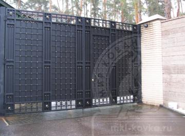 Массивные кованые ворота закрытого типа №277